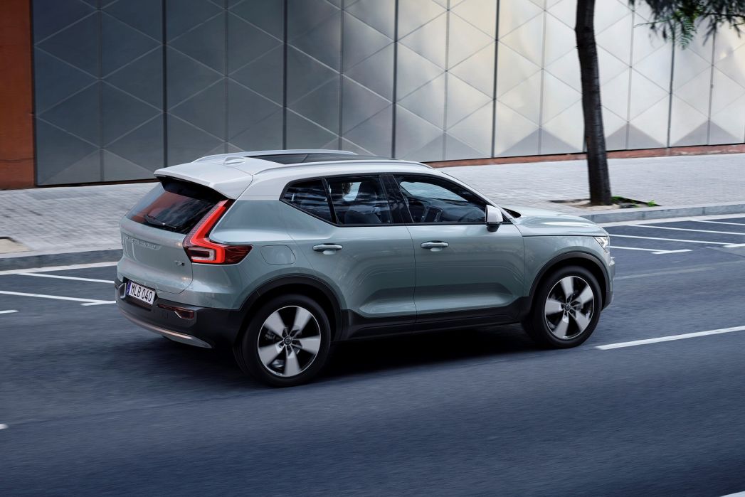 Volvo XC40 Estate 2.0 T4 Momentum 5dr AWD Geartronic On Lease From £323.51