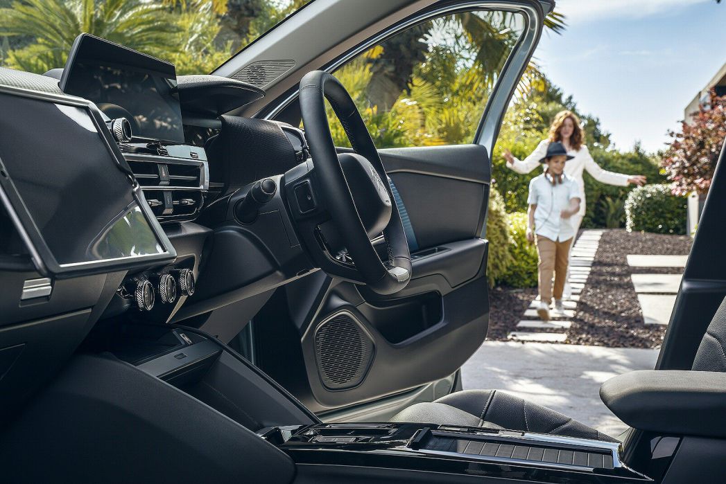 Image 5: Citroen C4 E-C4 Electric Hatchback 100kW Shine Plus 50kWh 5dr Auto [11kWCh]