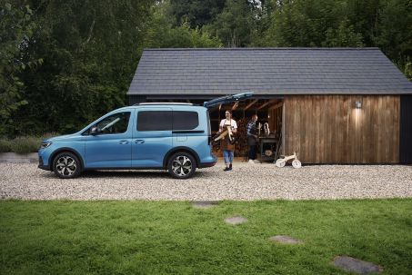 Image 1: Ford Tourneo Connect Diesel Estate 2.0 EcoBlue Active 5dr [7 seat]